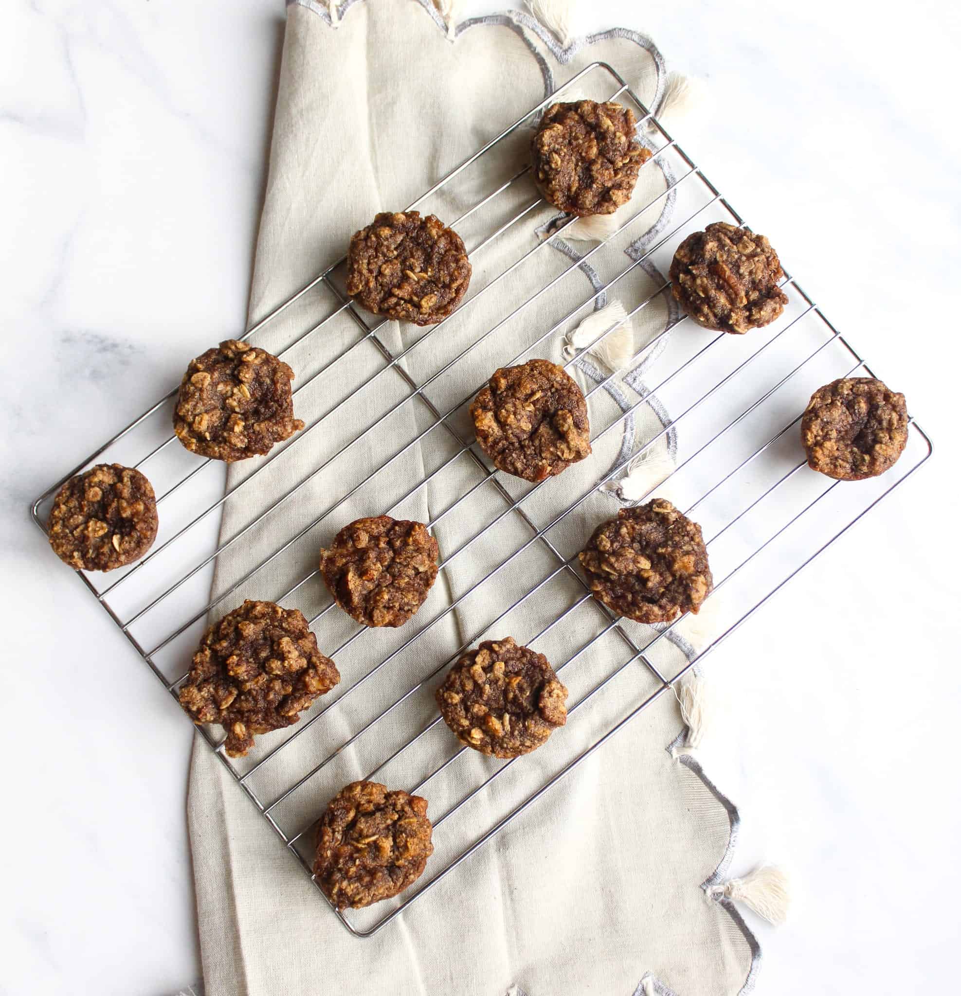 Maple-Sweetened Healthy Banana Oat Mini Muffins #glutenfree #dairyfree #Vegan #healthy #lowfodmap