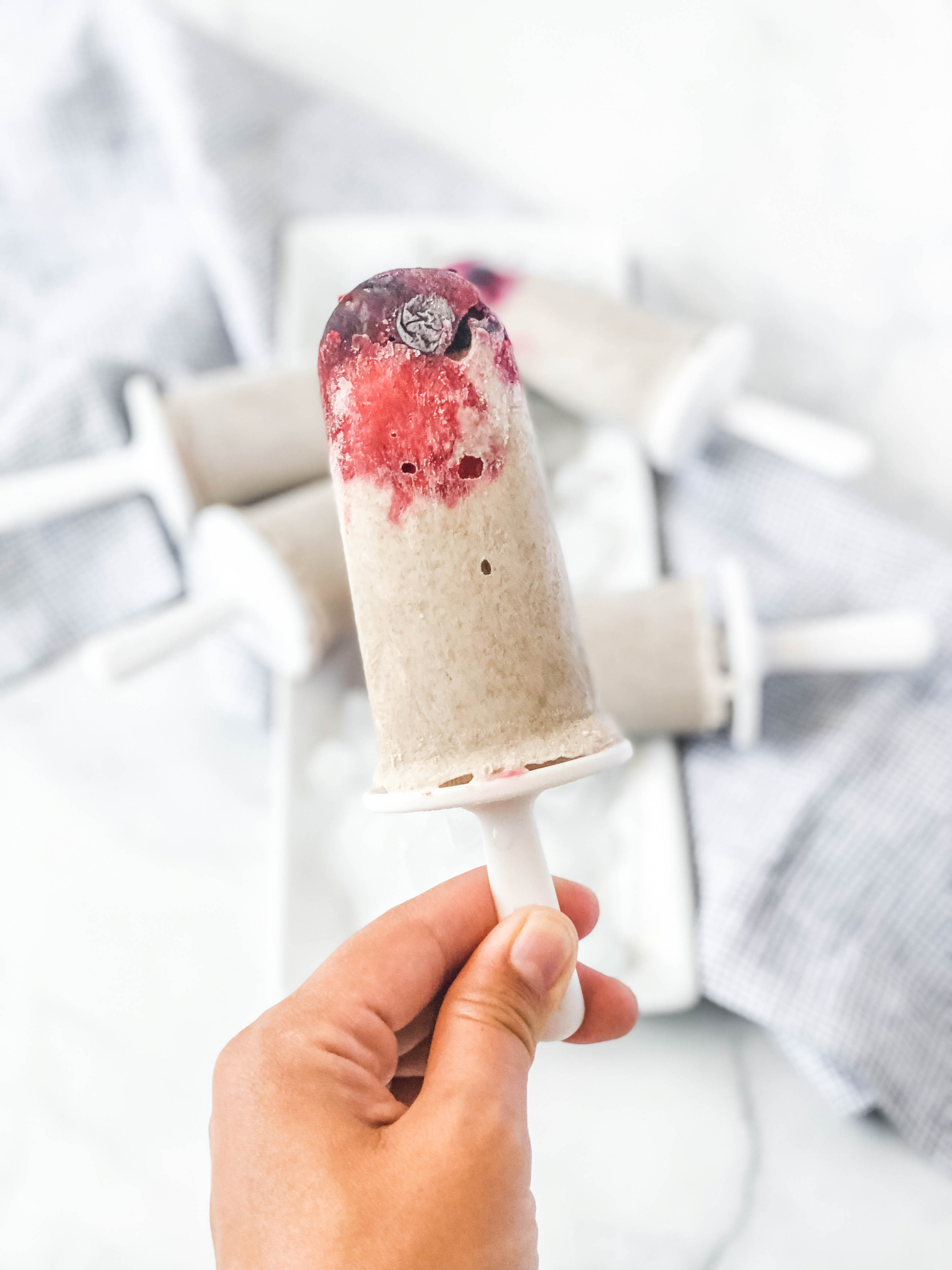 Berry Greek Yogurt Popsicles #berrypopsicle #healthypopsicle #glutenfree