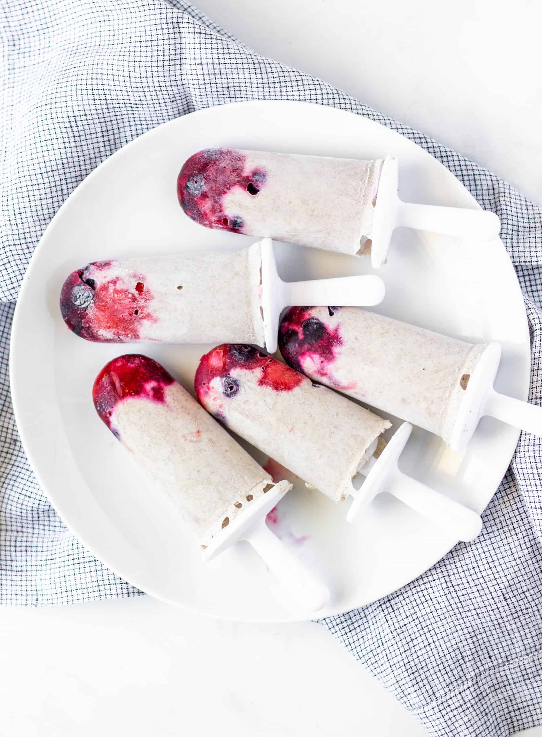 Berry Greek Yogurt Popsicles #berrypopsicle #healthypopsicle #glutenfree