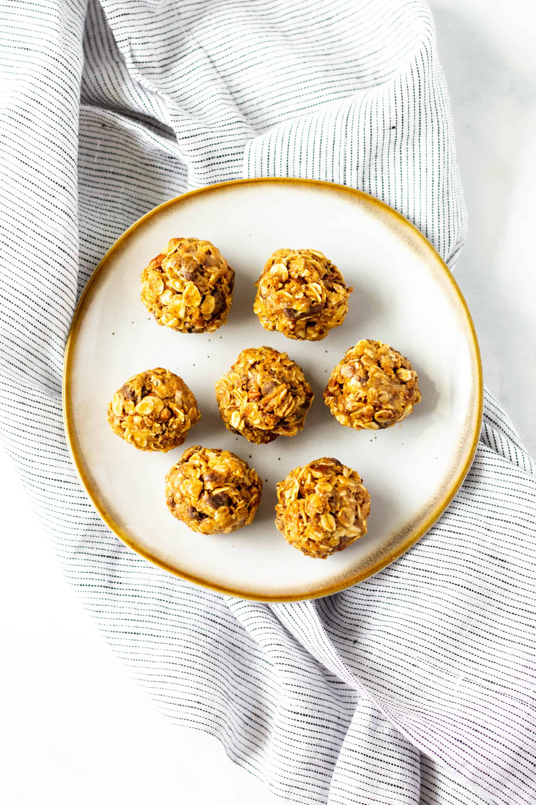 Oatmeal Coconut Chocolate Energy Bites #energybites #lowfodmap #tararochfordnutrition