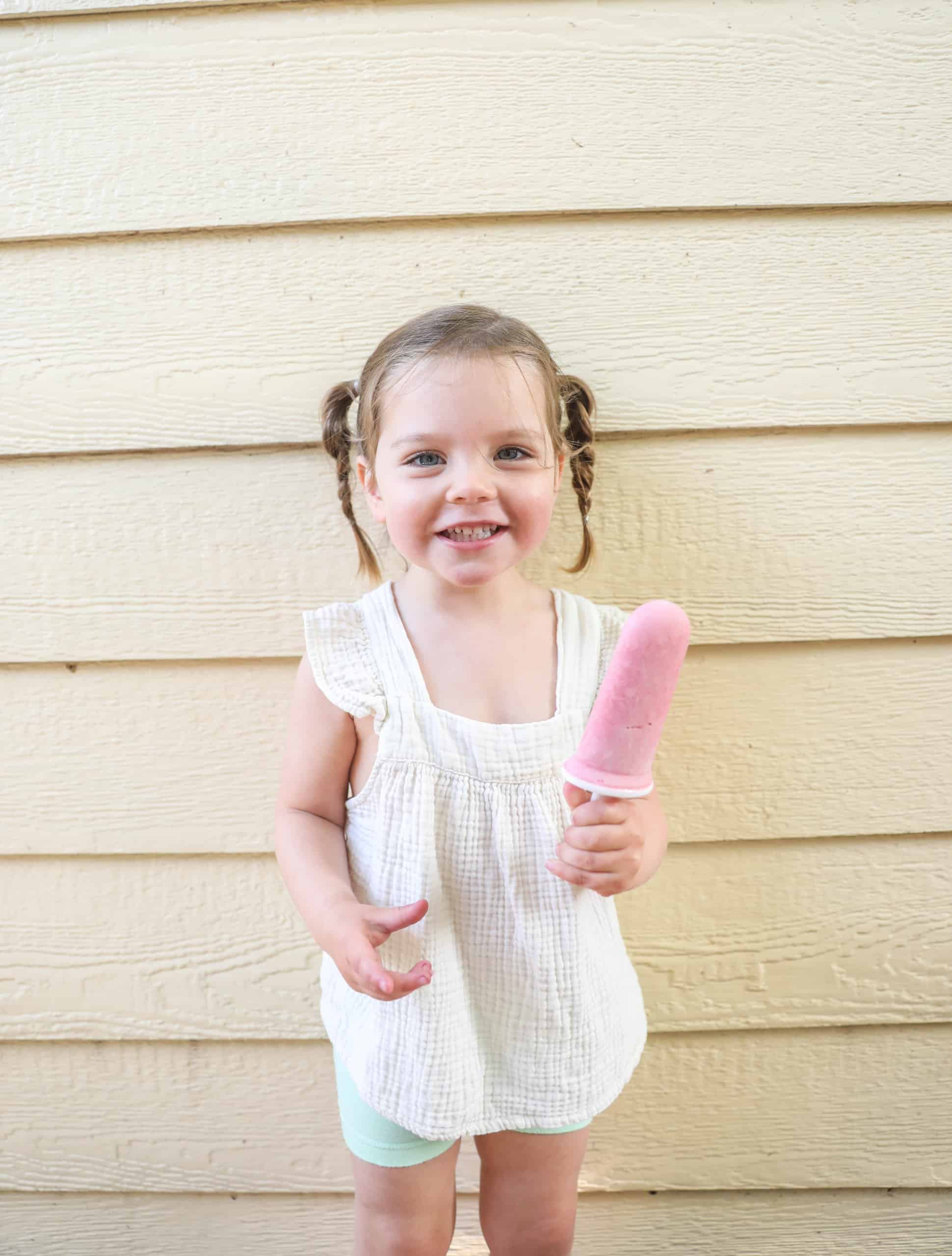 Strawberry Greek Yogurt Popsicles #popsiclerecipe #healthyrecipe