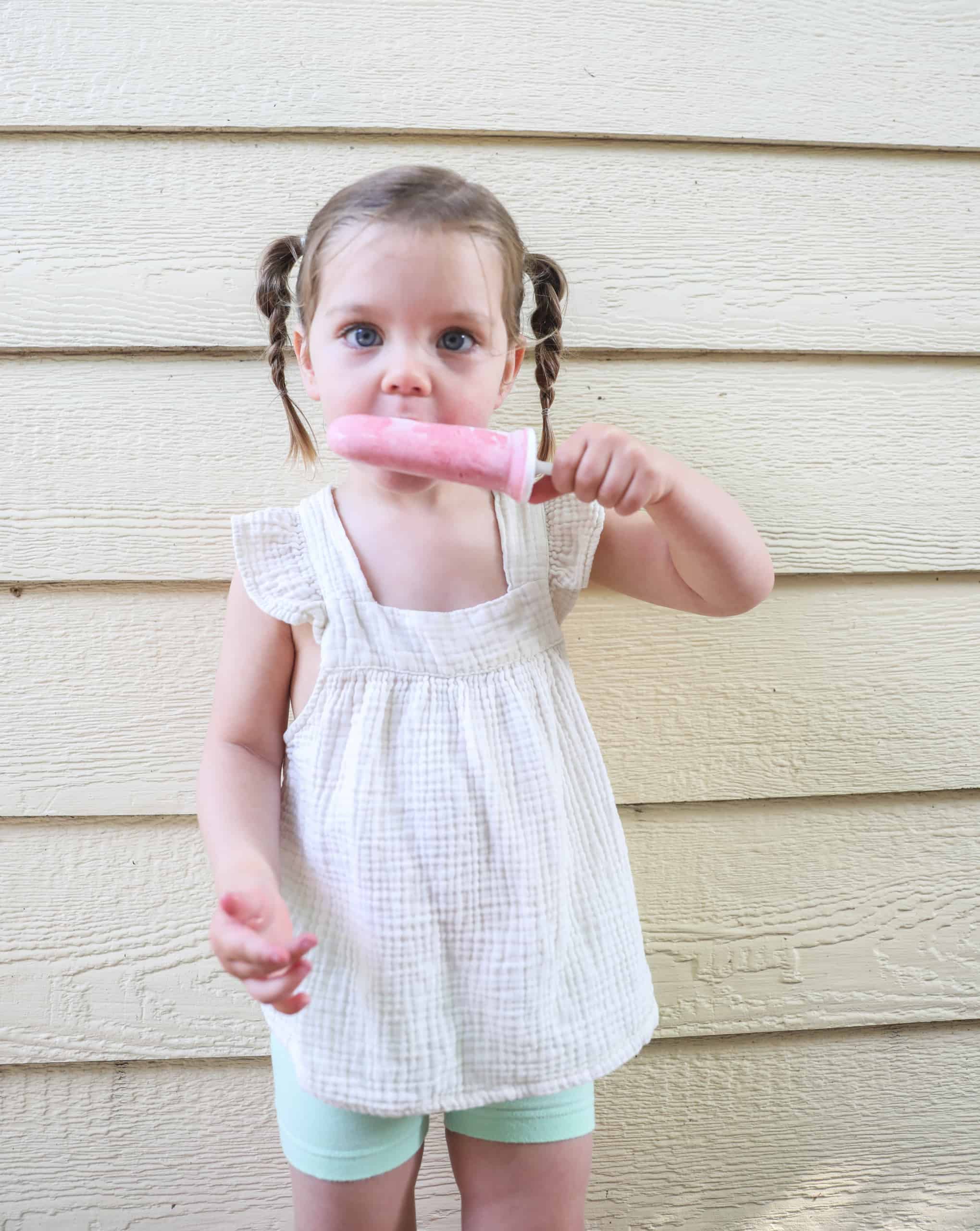 Strawberry Greek Yogurt Popsicles #popsiclerecipe #healthyrecipe